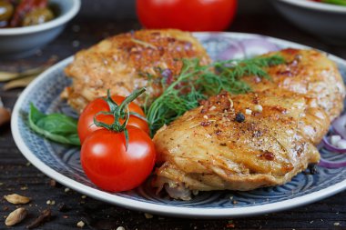 Kızarmış tavuk ve sebze koyu ahşap arka plan üzerinde