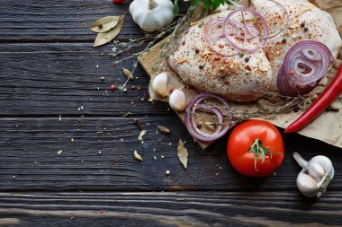 Taze çiğ tavuk otlar, sarımsak, soğan, domates ve biber ile