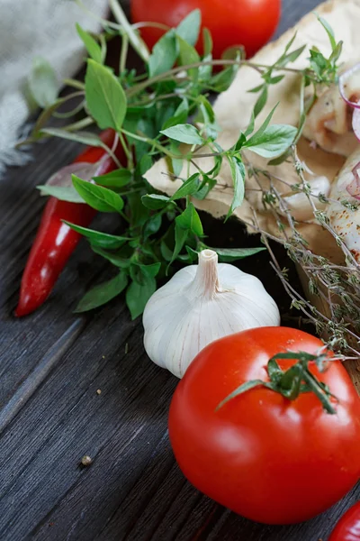 Poulet cru frais aux herbes, ail, oignon, tomates et piment — Photo