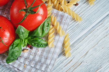 Domates, fesleğen, makarna, zeytinyağı ile İtalyan yemeği arka plan,