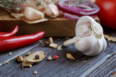 Taze çiğ tavuk otlar, sarımsak, soğan, domates ve biber ile