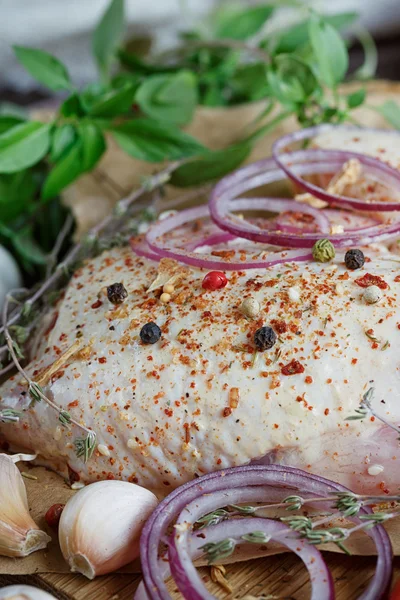 Fresh raw chicken with herbs, garlic, onion, tomatoes and chilli — Stock Photo, Image
