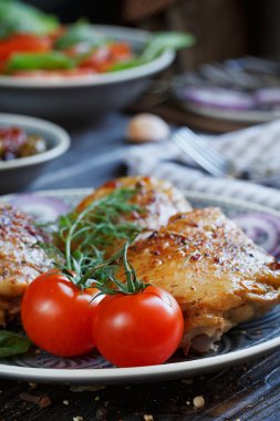 Kızarmış tavuk ve sebze koyu ahşap arka plan üzerinde