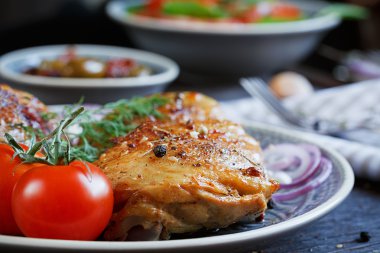 Kızarmış tavuk ve sebze koyu ahşap arka plan üzerinde