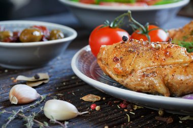 Kızarmış tavuk ve sebze koyu ahşap arka plan üzerinde