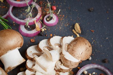Biberiye, soğan ve karabiber ile butonu mantar. Natürmort