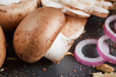 Biberiye, soğan ve karabiber ile butonu mantar. Natürmort