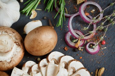 Biberiye, soğan ve karabiber ile butonu mantar. Natürmort