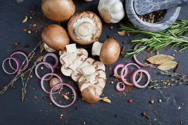 Fungo bottone con rosmarino, cipolla e grani di pepe. Natura morta — Foto Stock