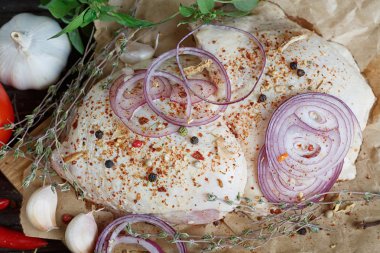 Taze çiğ tavuk otlar, sarımsak, soğan, domates ve biber ile