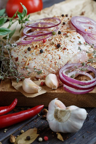 Fresh raw chicken with herbs, garlic, onion, tomatoes and chilli — Stock Photo, Image