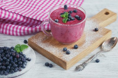 Taze çilek ile lezzetli bilberry güler yüzlü. Taze yoğurt zekâ