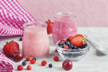 Berry güler yüzlü, sağlıklı yaz Detoks yoğurt içeceği, diyet veya vegan