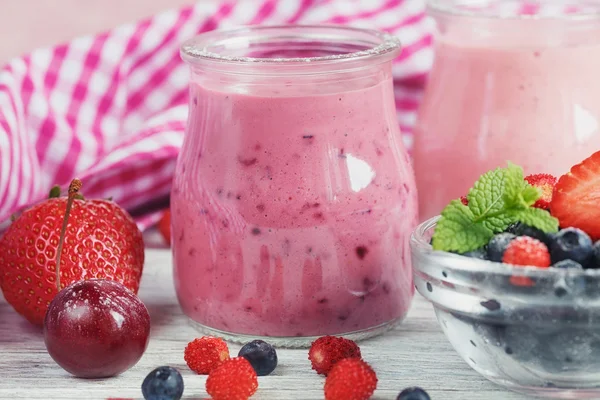 Bogyós smoothie, egészséges nyári léböjt joghurt ital, diéta vagy vegán — Stock Fotó