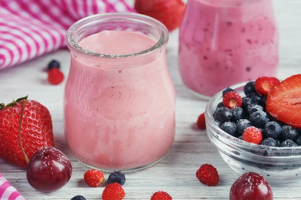 Bogyós smoothie, egészséges nyári léböjt joghurt ital, diéta vagy vegán — Stock Fotó