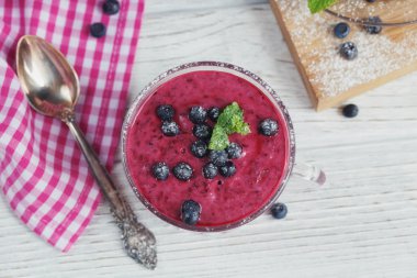 Taze çilek ile lezzetli bilberry güler yüzlü. Taze yoğurt zekâ