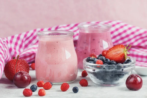 Bogyós smoothie, egészséges nyári léböjt joghurt ital, diéta vagy vegán — Stock Fotó