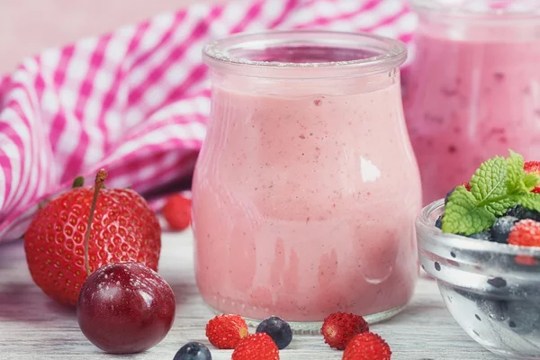 Bogyós smoothie, egészséges nyári léböjt joghurt ital, diéta vagy vegán — Stock Fotó