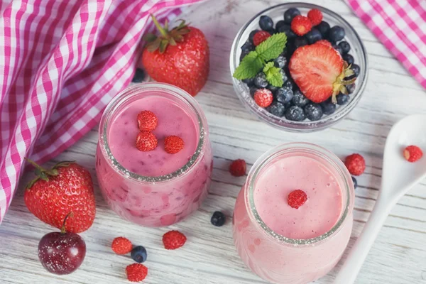 Bogyós smoothie, egészséges nyári léböjt joghurt ital, diéta vagy vegán — Stock Fotó