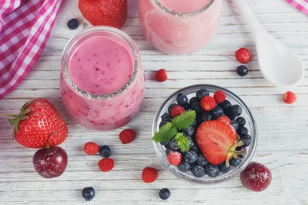 Bogyós smoothie, egészséges nyári léböjt joghurt ital, diéta vagy vegán — Stock Fotó