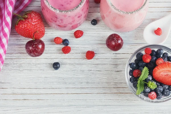 Bogyós smoothie, egészséges nyári léböjt joghurt ital, diéta vagy vegán — Stock Fotó