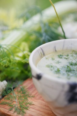 Ahşap masa üzerinde yeşil krem çorba