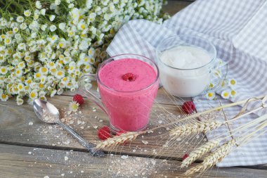 Ahududu güler yüzlü lezzetli veya taze çilek ile muzlu süt. Ahududu ile taze yoğurt. Sağlıklı kahvaltı.