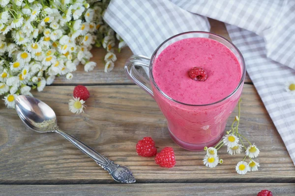 Ízletes málna smoothie, vagy a friss bogyós gyümölcsök a turmix. F — Stock Fotó