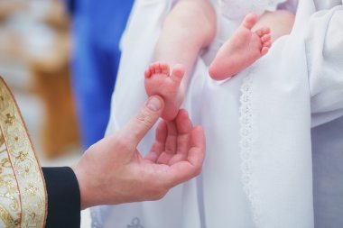 Yenidoğan kilisede vaftiz