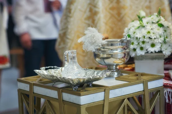 Material da igreja para o batismo na mesa. Cerimônia de um batizado — Fotografia de Stock