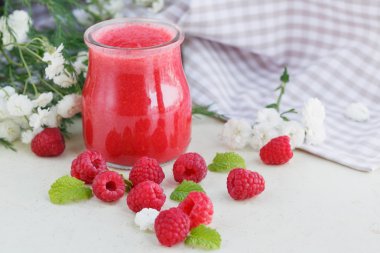 Ahududu güler yüzlü lezzetli veya taze çilek ile muzlu süt. F