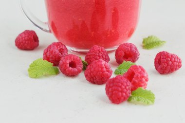 Ahududu güler yüzlü lezzetli veya taze çilek ile muzlu süt. F