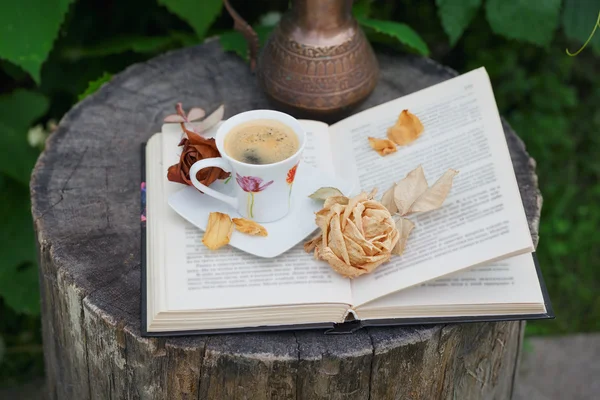 Stillleben mit antiken Krügen, aufgeschlagenem Buch und Tasse Kaffee — Stockfoto