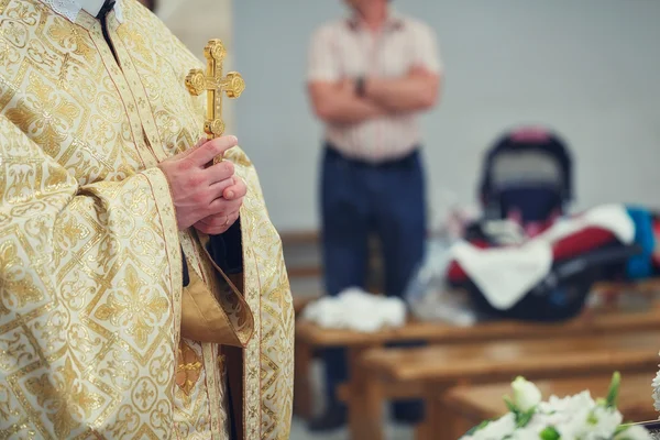Красивий золотий хрест в чоловічих руках священика в золотому халаті — стокове фото