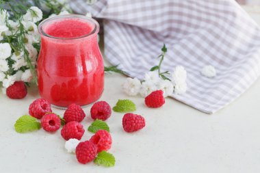 Ahududu güler yüzlü lezzetli veya taze çilek ile muzlu süt. F