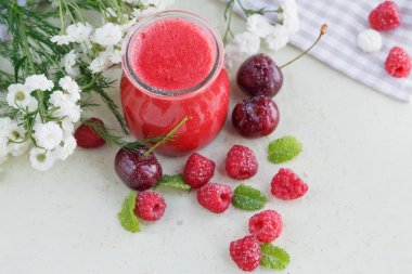 Ahududu ve tatlı kiraz güler yüzlü lezzetli ya da muzlu süt ile