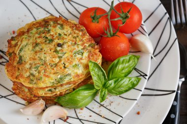 Taze otlar ile hizmet vejetaryen kabak börek domates bir