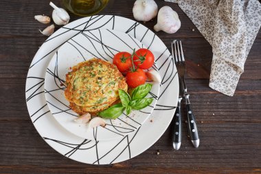 Taze otlar ile hizmet vejetaryen kabak börek domates bir