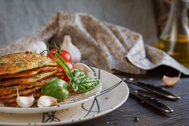 Taze otlar ile hizmet vejetaryen kabak börek domates bir