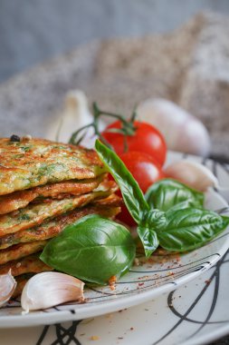 Taze otlar ile hizmet vejetaryen kabak börek domates bir