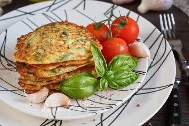 Taze otlar ile hizmet vejetaryen kabak börek domates bir