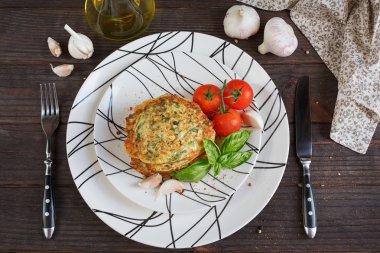 Taze otlar ile hizmet vejetaryen kabak börek domates bir