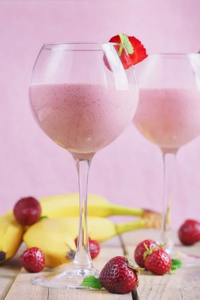 Delicioso batido de fresa y plátano, yogur o batido de leche — Foto de Stock