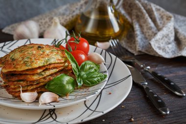Taze otlar ile hizmet vejetaryen kabak börek domates bir
