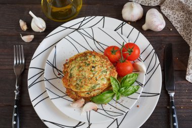 Taze otlar ile hizmet vejetaryen kabak börek domates bir