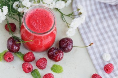 Ahududu ve tatlı kiraz güler yüzlü lezzetli ya da muzlu süt ile