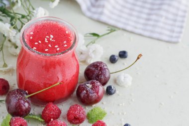 Ahududu ve tatlı kiraz güler yüzlü lezzetli ya da muzlu süt ile