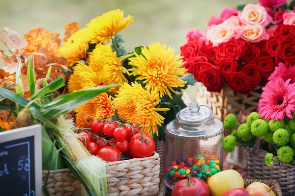Осенние цветы в корзине, яблоки и груши в качестве украшения стола — стоковое фото