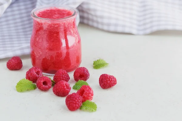 Ízletes málna smoothie, vagy a friss bogyós gyümölcsök a turmix. F — Stock Fotó