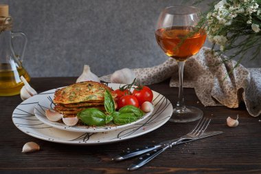 Taze otlar ile hizmet vejetaryen kabak börek domates bir